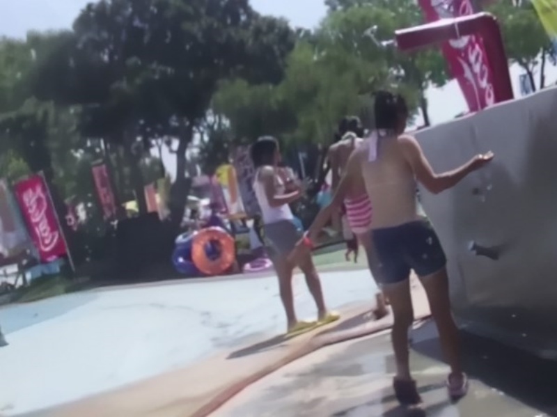 【盗撮動画】夏休み期間中のレジャープールに隠しカメラ持ち込んだら最高の動画が撮れてしまった件