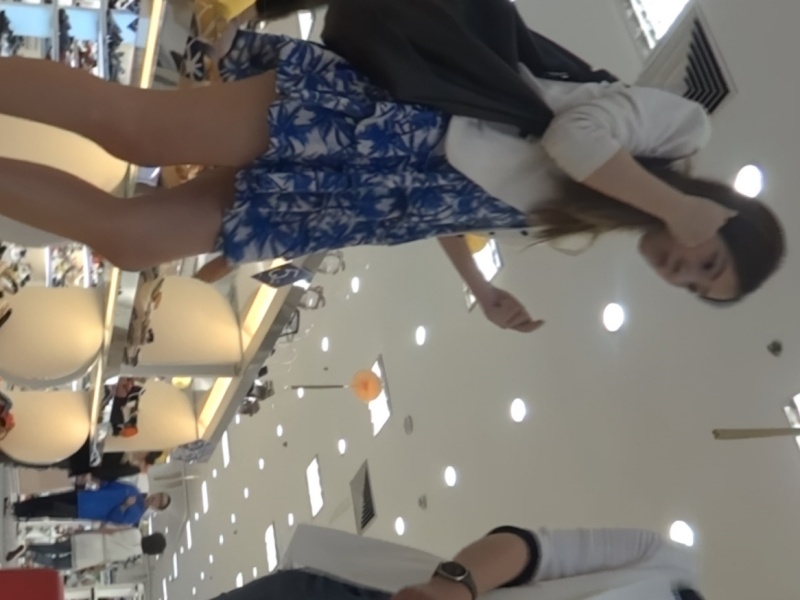 [Hidden Camera Video] Upside-Down Panty Shots Inside a Store! A Beautiful Woman in Casual Clothes Wearing Panties That Look Like a Child’s—Who Would Have Thought?