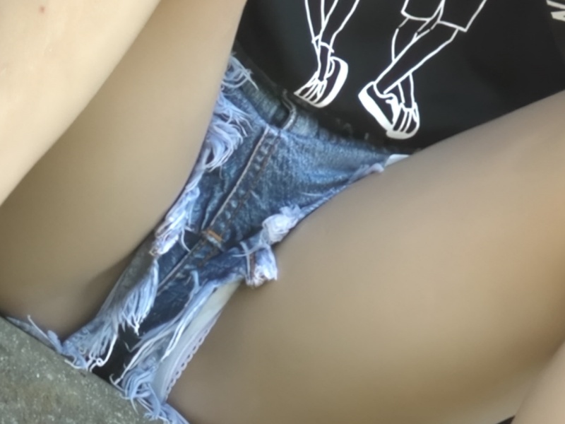 [Voyeur Video] A female student is caught on camera spreading her legs wide while wearing cotton panties at a festival venue