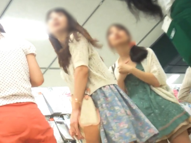 【盗撮動画】場所特定不可避！プロ撮り師に白パンティを盗み撮られた可愛いJDさん