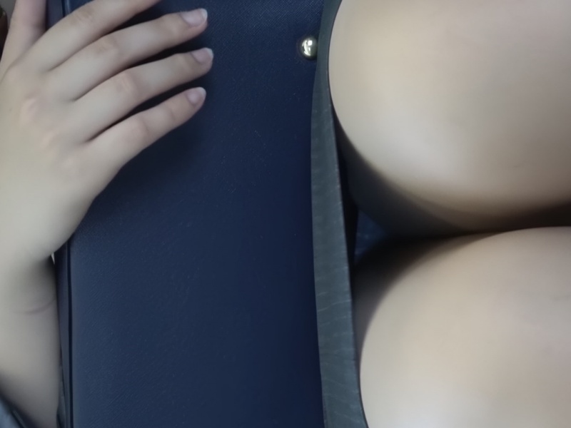 [Voyeur Video] Up-skirt shot of a girl in a skirt on the train! You can clearly see both her cute face and her panties.