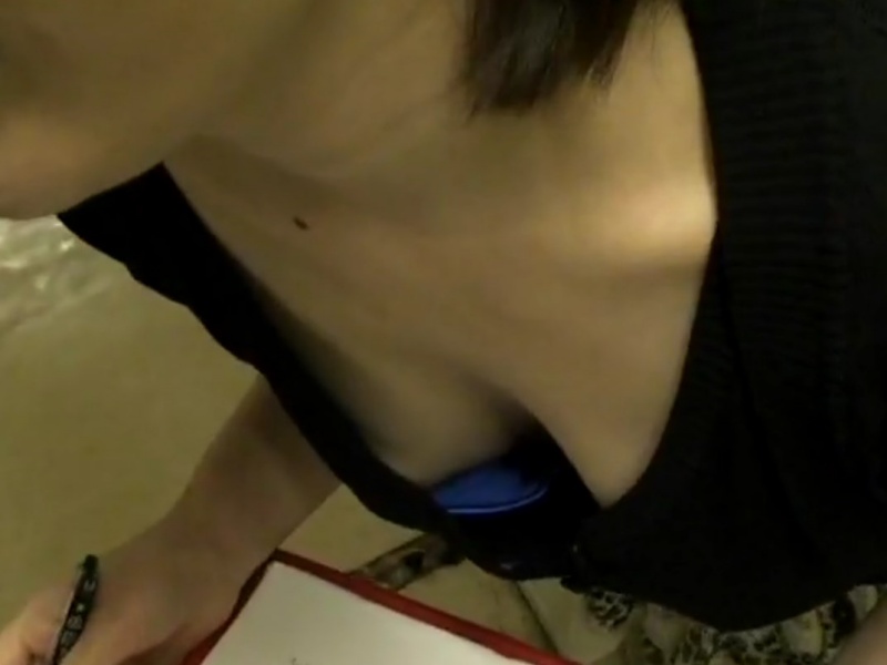 [Voyeur Video] Beware of suspicious strangers approaching you. A woman is caught having her nipples secretly filmed against her will
