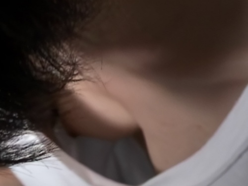 [Voyeur Video] Up-skirt photographer: "It'll only take two or three minutes, lol" → Successfully tricked an amateur gal into flashing her nipples, lol