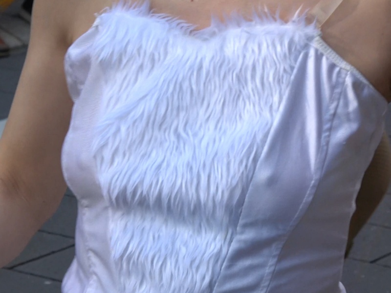 【盗撮動画】ブラがずり下がり乳首がスケスケになってしまった悲運な美人サンバダンサーさんが発見される