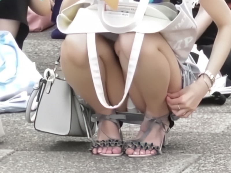 【盗撮動画】他言無用。イベント会場で無防備にしゃがみ込むガチ素人ギャルのしっかり生パンチラ