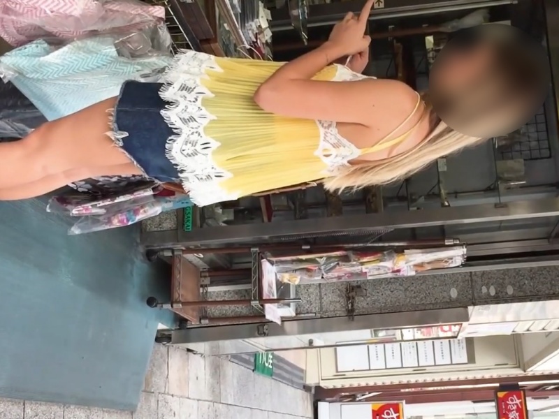 【盗撮動画】日本国内で撮影された白人金髪ギャルの逆さ撮りパンチラ（他多数収録）