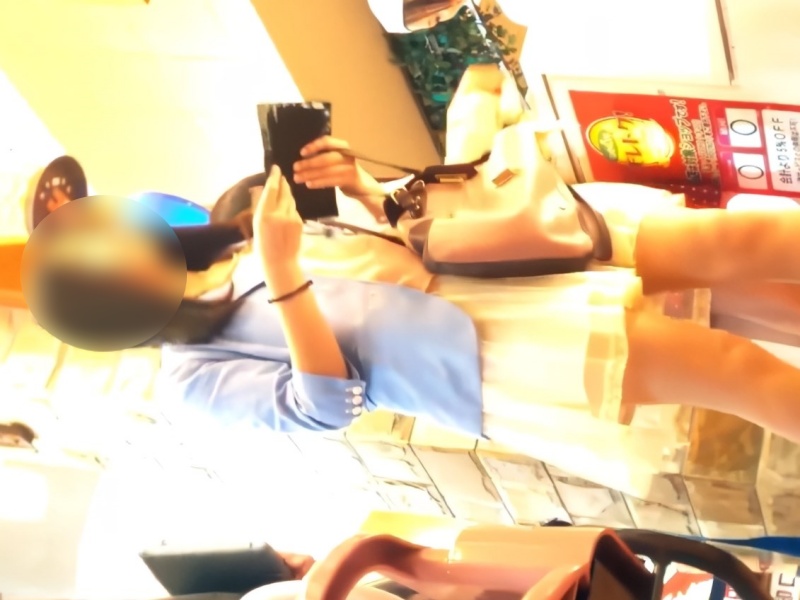 [Voyeur Video] A cute, innocent girl in casual clothes—a reverse-angle upskirt shot. Be sure to check this out along with the one featuring her friend.