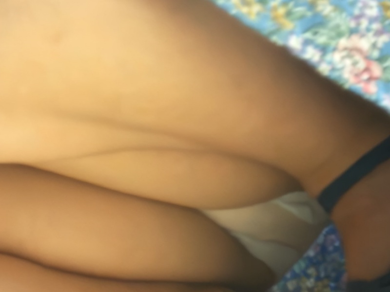 【盗撮動画】大手雑貨屋店内盗撮！大人しくて真面目そうな可愛いJDの純白しゃがみパンチラ（ナプキンの羽付き）