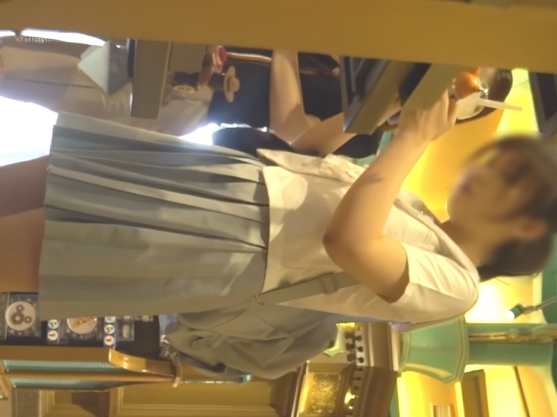 【盗撮動画】こんなに素朴な制服娘でも逆さ撮りしたらスカートの中は激しくスケベだという事実