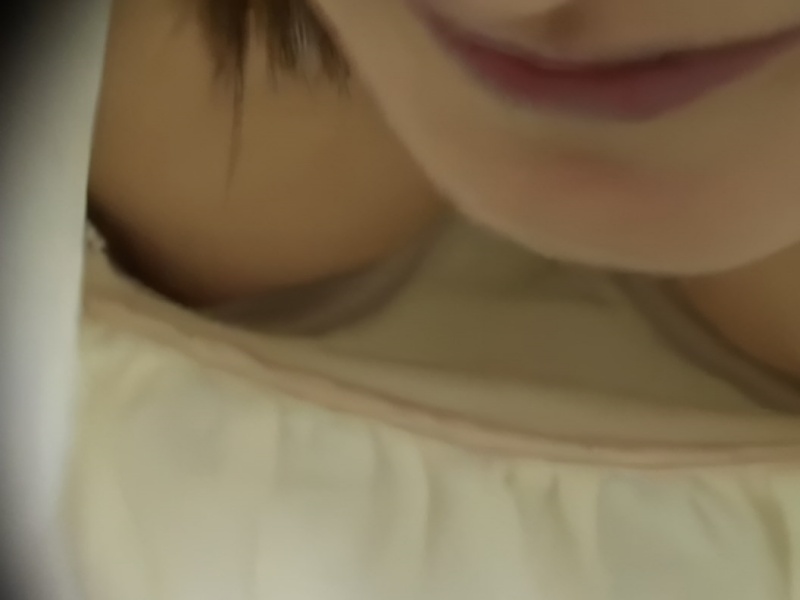 【盗撮動画】乳首GET完了！特殊な環境下でのみ可能な美人妻の胸チラ盗撮動画がこちら