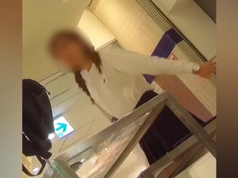 【盗撮動画】服装も可愛い系ならパンティも可愛いスレンダー体型のショップ店員パンチラ ～店内撮り編～