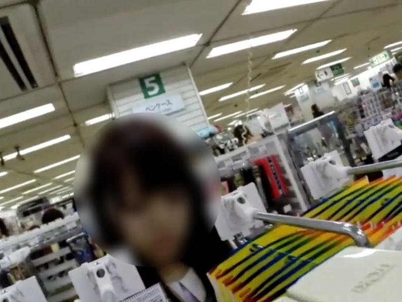 【盗撮動画】例のプロ撮り師さん、ハ●ズで激カワJDの逆さ撮りパンチラの撮影に成功していた