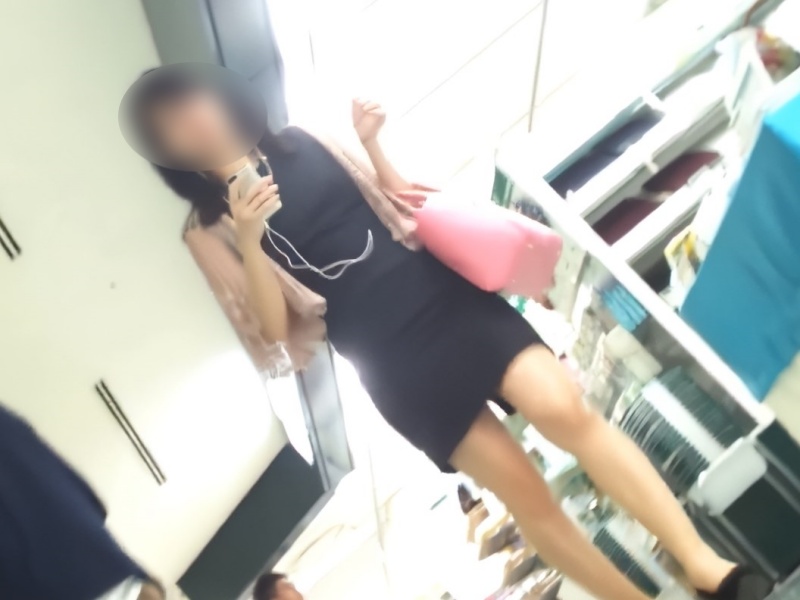 【盗撮動画】他では代えが効かないSSS級美女パンチラ！逆さとしゃがみの2シチュでご覧ください