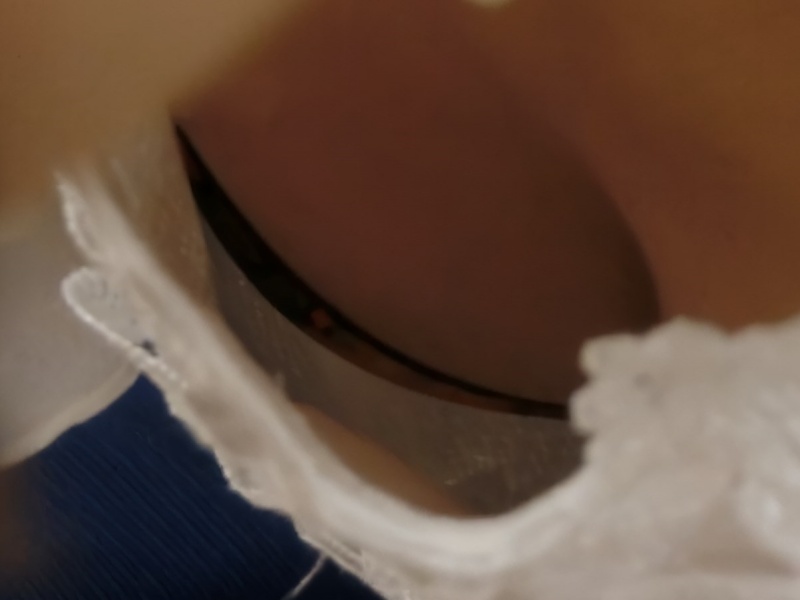 【盗撮動画】ち、乳首見えそう... 美人店員の優しさを踏みにじる裏切り胸チラ＆パンチラ盗撮