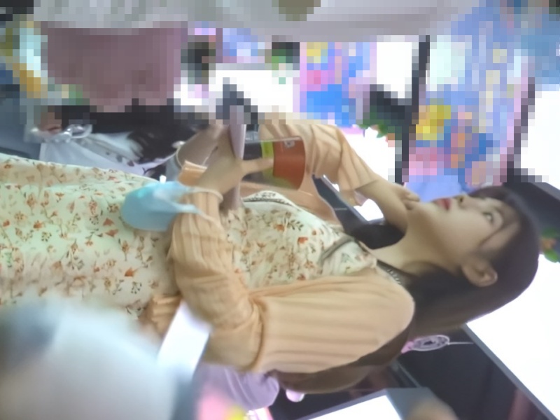 【盗撮動画】究極に美人な黒髪女子の逆さ撮りパンチラ！ナプキンの羽つきピンクパンティです