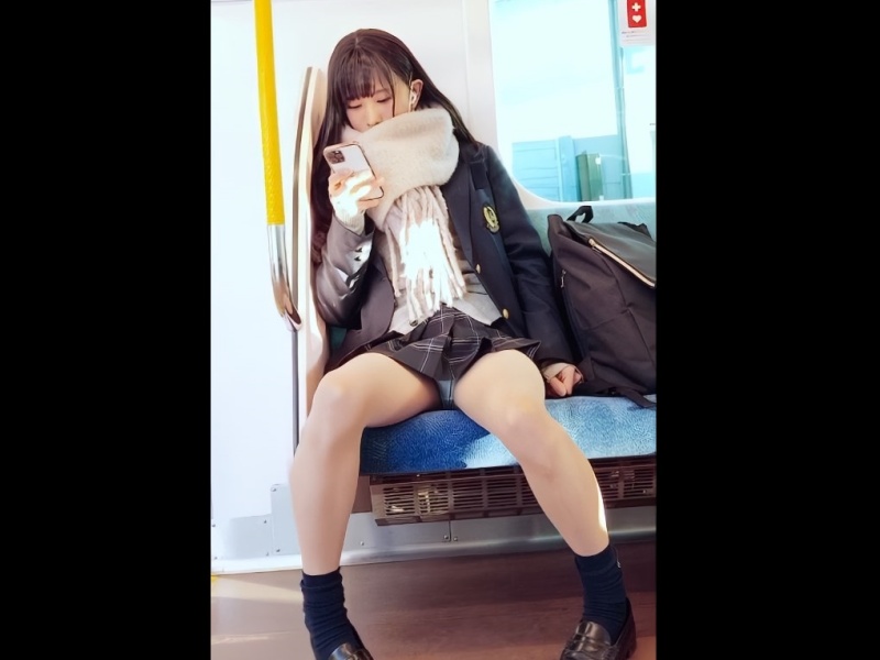 [Voyeur Video] The fact that if you give her a little pocket money, a high school girl this beautiful will show you her panties