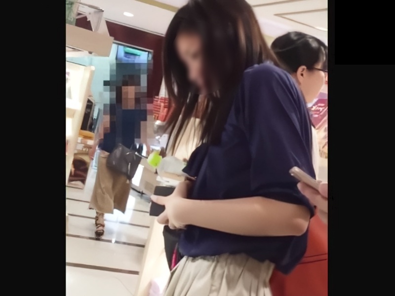 【盗撮動画】こんなに綺麗なお姉さんでも変態にパンチラ盗撮されているという事実。しかも生のTバック