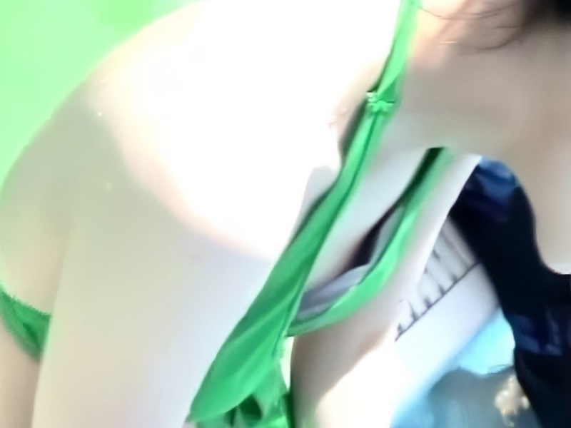 【盗撮動画】可愛い水着ギャルの乳首GET映像、10回はシコれると胸チラマニアの間で話題に