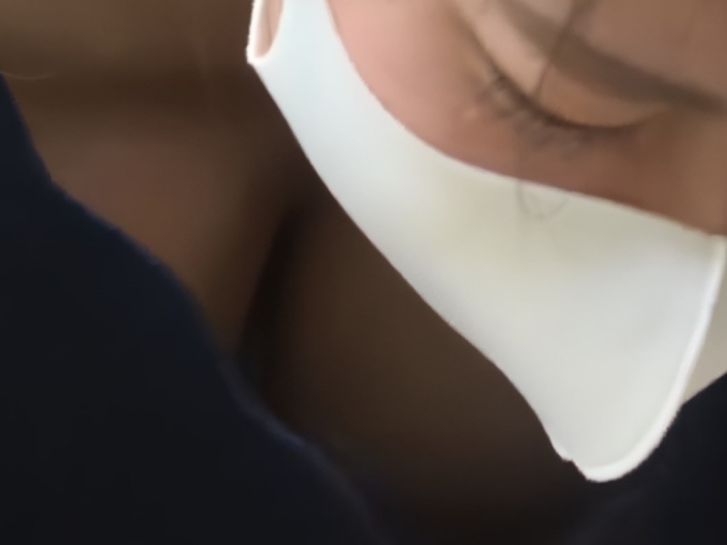 【盗撮動画】これは回避不能。かなり特殊な環境下で撮影された黒髪清楚な美人妻胸チラ