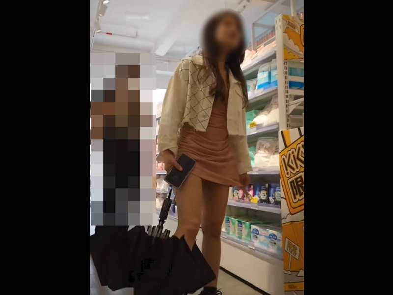 【盗撮動画】ガチ素人カップルの可愛いギャル彼女のパンチラ。エロいパンティ穿いてました...ｗ