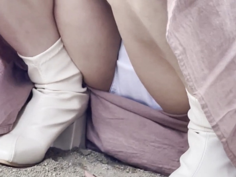 [Voyeur Video] I Stalked a Young Mom in a Long Skirt with a Small Child for Hours and Finally Got to See Her Panties—The Thrilling Moment