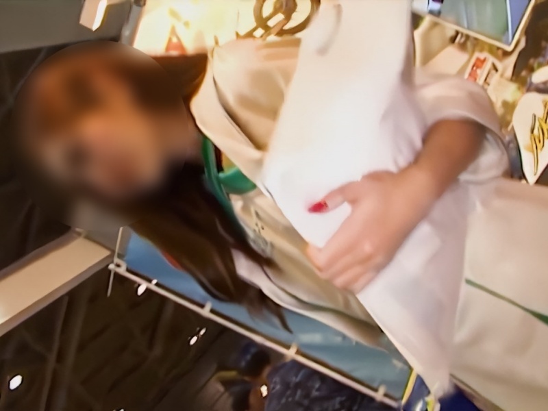 【盗撮動画】エグいローアンにも笑顔で対応する可愛いキャンギャルの逆さ撮りパンチラ、背徳感がヤバい
