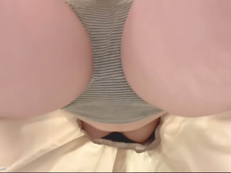 【盗撮動画】「近所に買い物へ...」ノーブラワンピースで外出した巨乳女子さん、縞パンと生おっぱいを晒されるハメに