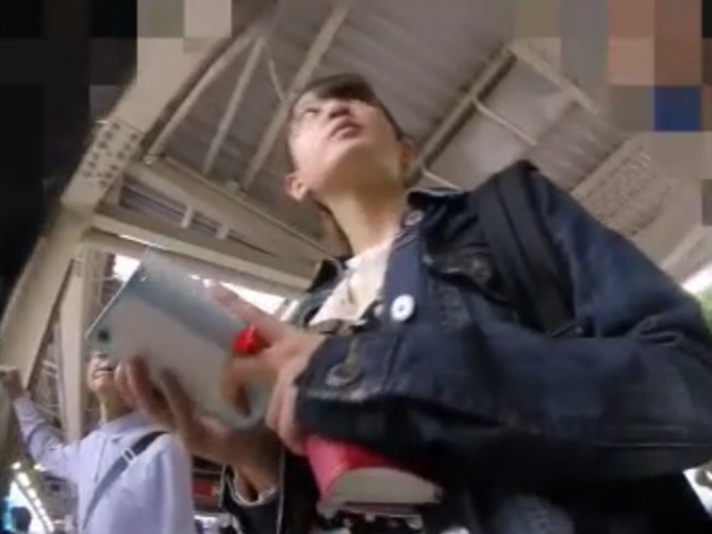 [Voyeur Video] Approaching a Beautiful Schoolgirl Who Looks Like an Idol → Filming from Below! This Guy’s Unbeatable Panty-Snatching Tactics Are Insane