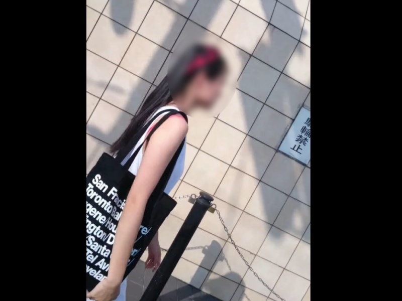 【盗撮動画】若い娘に逆さ撮り→チンコ露出する超危険人物の犯罪記録映像、ヤバすぎる・・・