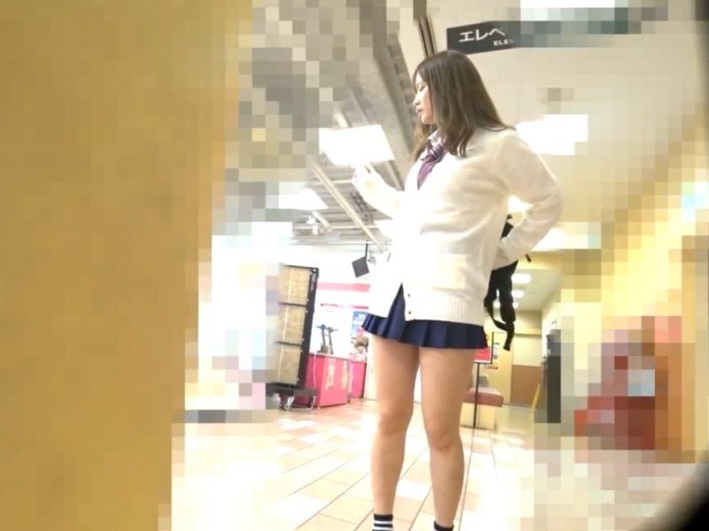 [Voyeur Video] This upskirt video, filmed after stalking a cute high school girl for hours, has taken things to a whole new level