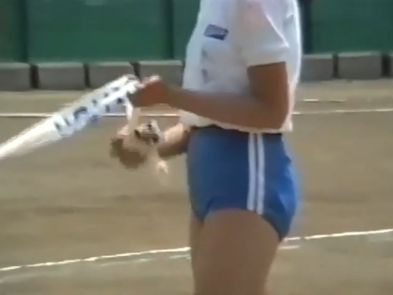 【盗撮動画】娘の運動会を観戦中のお父さん、娘の同級生のブルマ姿に興味津々になってしまう