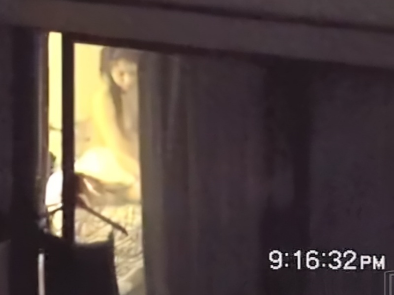 [Voyeur Video] Just after 9 p.m. A voyeur video taken with a telephoto lens showing a woman living in a high-rise apartment building completely naked