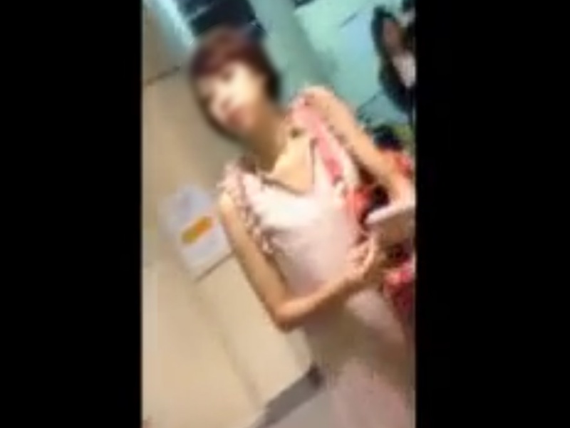 [Voyeur Video] What Was Going On Under This Fresh-Faced Beauty's Skirt (Thong Flash)