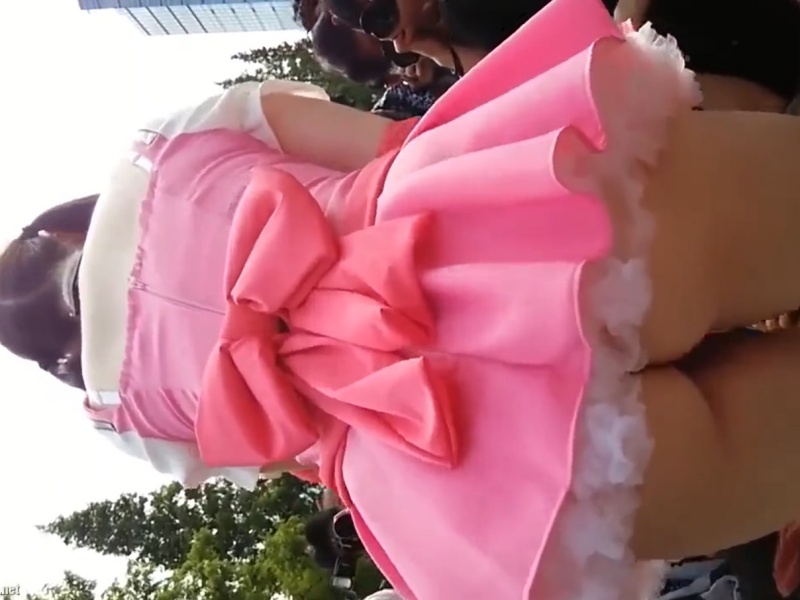 [Voyeur Video] A cosplayer with a baby face, big breasts, and a thong gets too racy and causes a stir