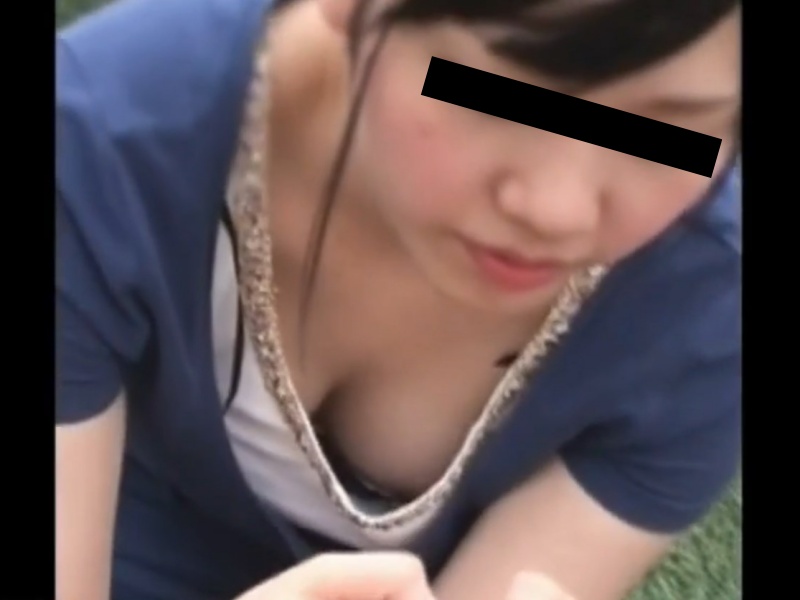 【盗撮動画】何かに集中している女子の胸元見放題！可愛い素人娘3名分の胸チラを収録した迫真の動画がこちら