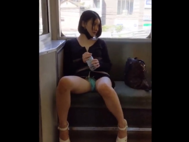 【盗撮動画】見られると興奮する変態美女さん、電車でパンチラ盗撮していた男に生パンを見せつける