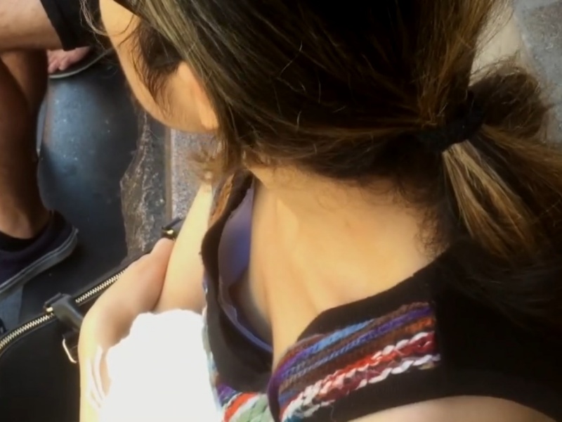 [Voyeur Video] Nipples fully visible from a diagonal angle above. Hidden footage of an amateur girl in a loose-fitting top who’s completely unaware, with a glimpse of her cleavage
