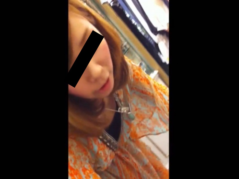 【盗撮動画】仕事中の可愛いショップ店員達の胸チラを狙う撮り師の極悪な手口の一部始終がこちら・・・