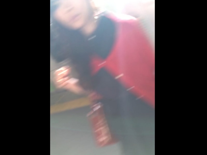 【盗撮動画】イイ女オーラ全開の上玉美女を逆さ撮り中に盗撮バレ！→ 危険すぎる動画が公開される...