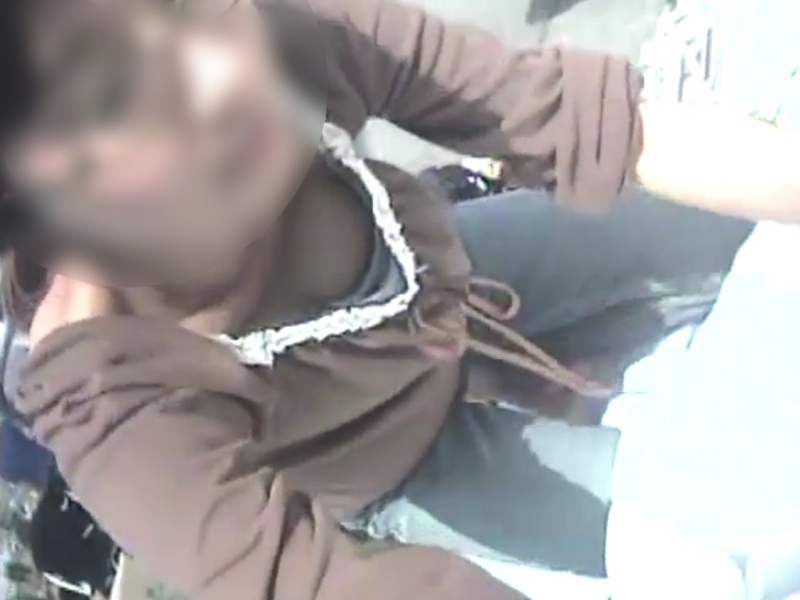 [Voyeur Video] She looks plain, but she has beautiful breasts. This is a genuine upskirt video filmed at a flea market.