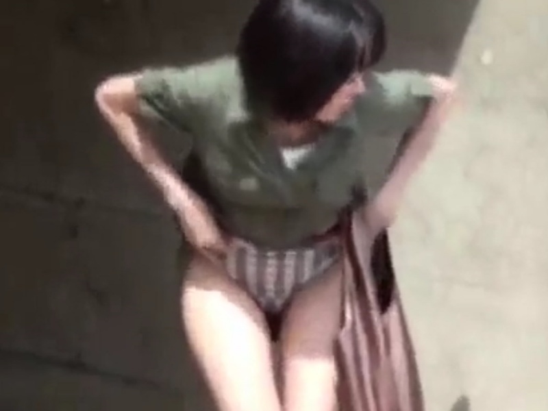 【盗撮動画】漏らすか野ションか... 尿意が限界突破し究極の二択を迫られてお姉さんが”とった行動”がこちら