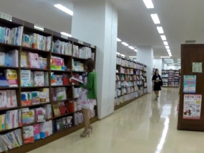 [Voyeur Video] Seriously dangerous. Up-the-skirt footage captured while she was browsing at a bookstore. Apparently, this beauty is actually a nurse...