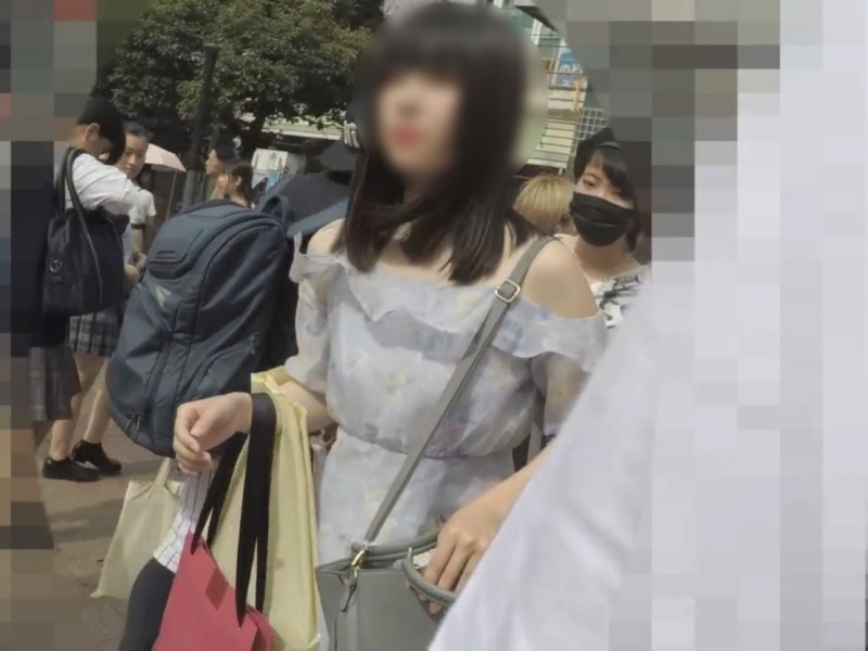 【盗撮動画】100人中一00人が「見たい！」と回答する清楚系美少女の純白パンチラ