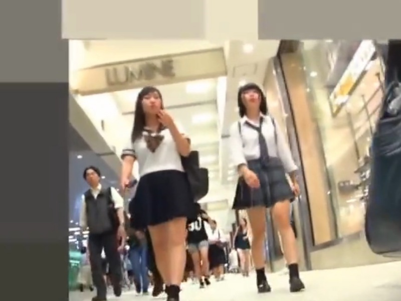 【盗撮動画】ガチ注意。通学電車でピンクの水玉パンティをフロントから撮られまくりの美少女JK