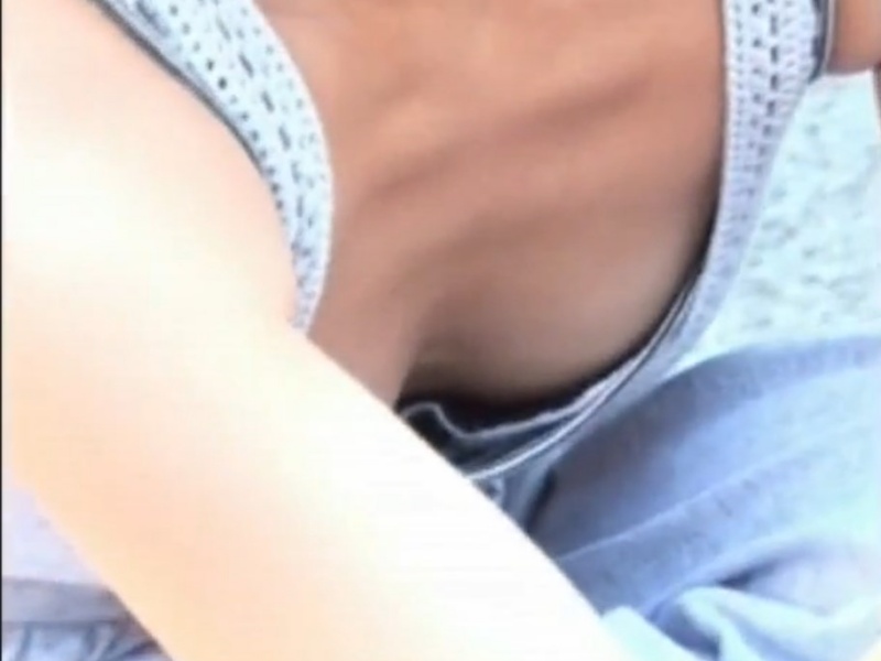 [Voyeur Video] Check out the master cameraman’s incredible technique as he captures a super-cute gal’s accidental cleavage shot