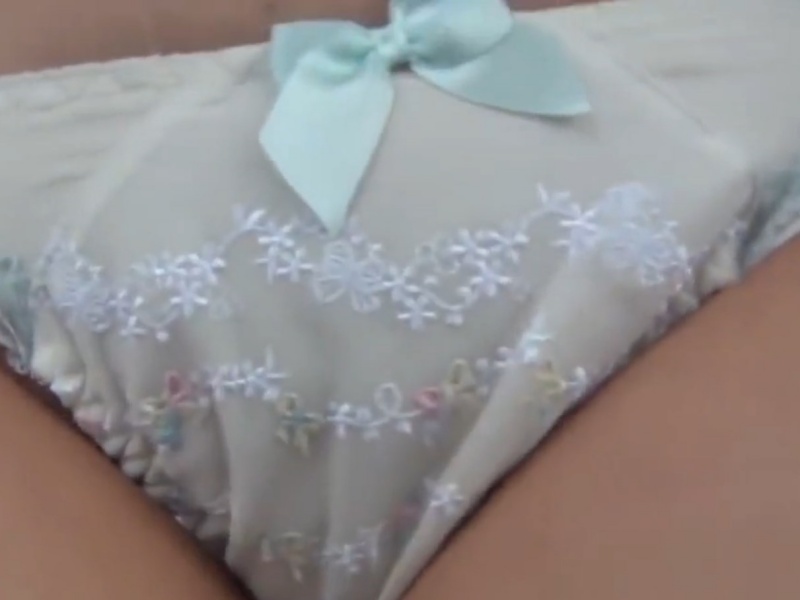 [Voyeur Video] A panty shot filmed under rather unusual circumstances. Everything is fully visible, right down to the ribbon on the front.