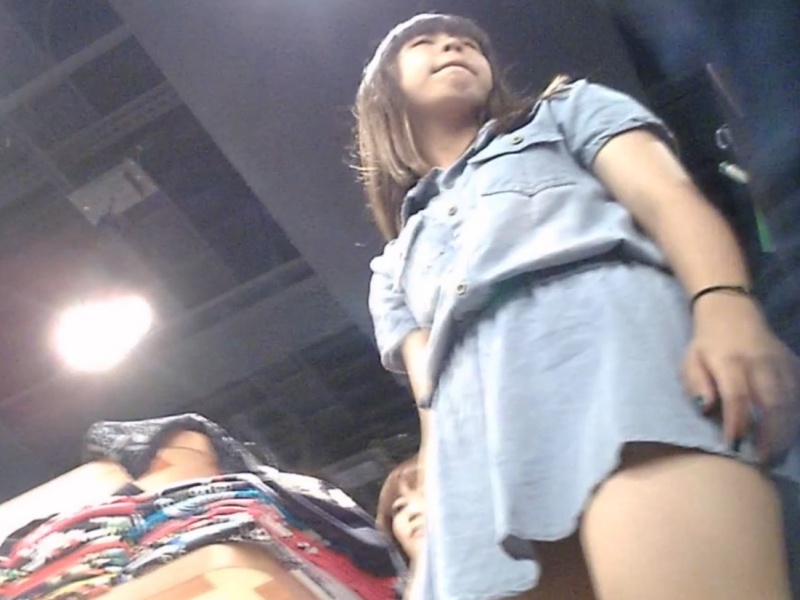 [Voyeur Video] Genuine amateur upskirt footage of a young woman filmed at a certain sale venue. This is a rare video unavailable anywhere else.
