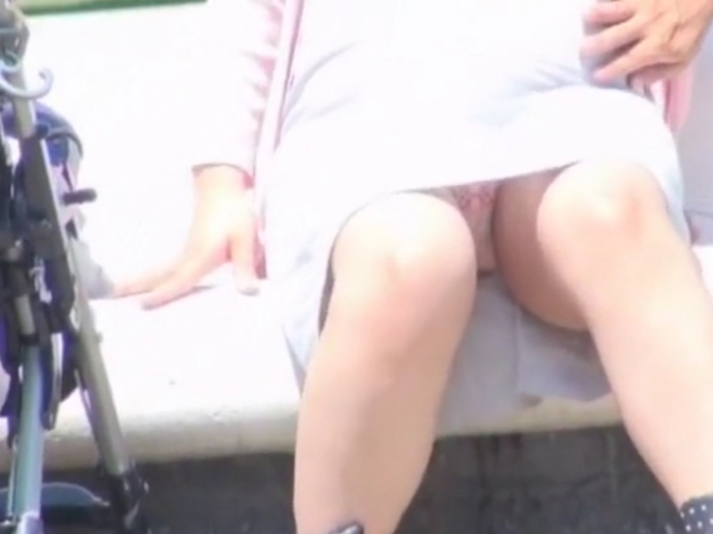 [Voyeur Video] Viewer discretion advised. A depraved videographer caught secretly filming a pregnant woman’s panty flash while she sat in a park one afternoon