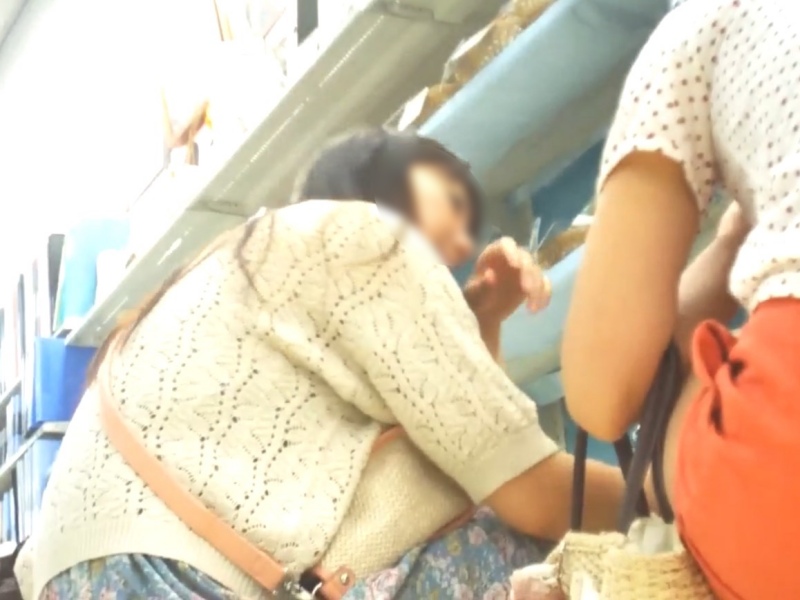 [Voyeur Video] Filmed in the stationery aisle! A cute, demure black-haired schoolgirl—and she’s wearing plain white panties!