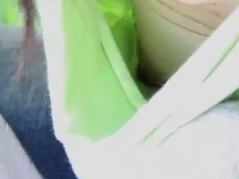 [Voyeur Video] A seasoned upskirt photographer seizes a brief moment of distraction at a tourist spot to capture a young mom’s nipple